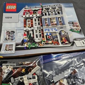LEGO Creator Pet Shop Building Set